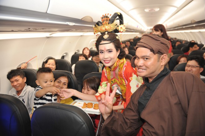 Vietjet Air cùng hành khách hào hứng đón trung thu trên trời.